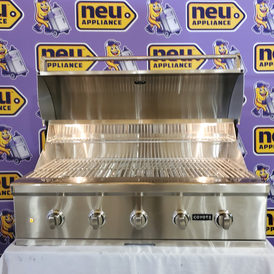 Coyote 42 Inch Built-In Grill with 5 Infinity Burners™, 1275 sq. in. Cooking Surface, Interior Grill Lighting and Integrated Wing Guard C2C42NG - Scratch & Dent (Minor)