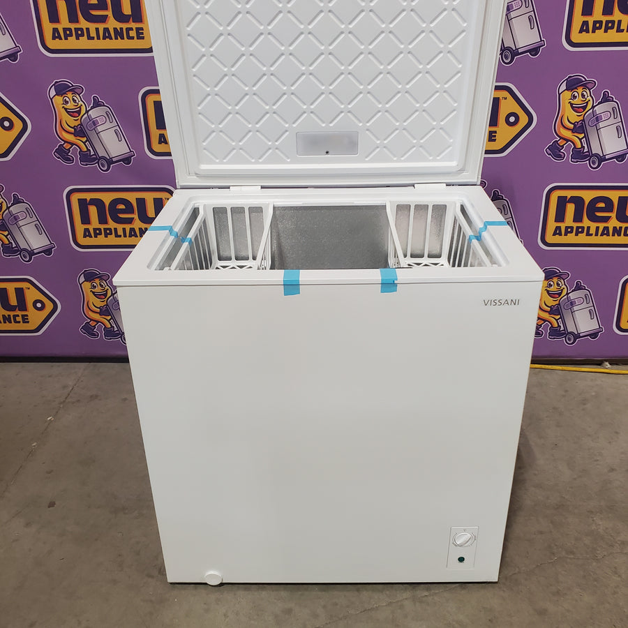 Vissani 7 cu. ft. Manual Defrost Chest Freezer with LED Light Type and Removable Storage Basket in White, Garage Ready MDCF7WH5 - Scratch & Dent (Major)