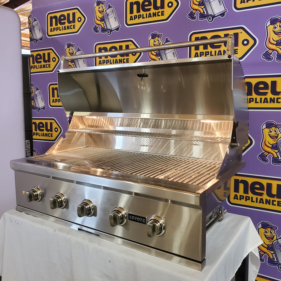 Coyote 42 Inch Built-In Grill with 5 Infinity Burners™, 1275 sq. in. Cooking Surface, Interior Grill Lighting and Integrated Wing Guard C2C42NG - Scratch & Dent (Minor)
