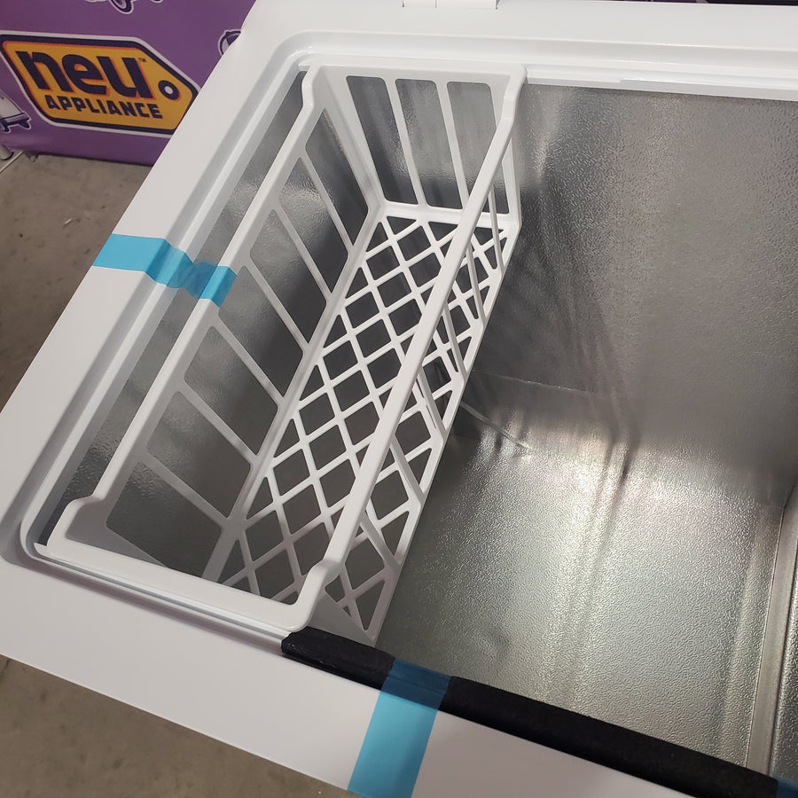 Vissani 7 cu. ft. Manual Defrost Chest Freezer with LED Light Type and Removable Storage Basket in White, Garage Ready MDCF7WH5 - Scratch & Dent (Major)