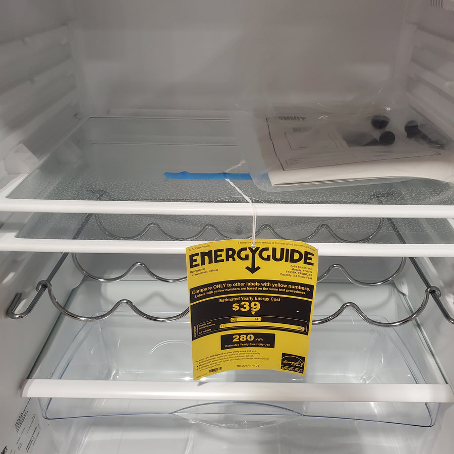 Summit Appliance 5.5-cu ft Mini Fridge in White FF61W - Scratch & Dent (Minor)