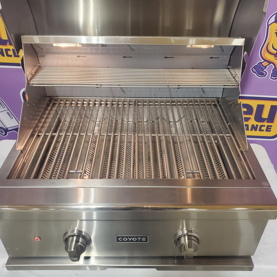 Coyote 28 Inch Built-in Gas Grill with Infinity Burners, Warming Rack, Heat Control Grids, 40,000 Total BTU, Interior Hood Lights, 640 sq. in. Cooking Area and Stainless Steel Grates C1C28LP - Scratch & Dent (Moderate)