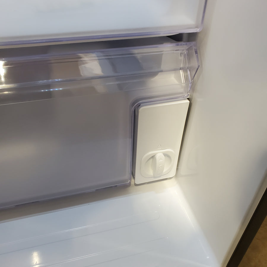 Samsung 27.4-cu ft Side-by-Side Refrigerator with Ice Maker in Fingerprint Resistant Stainless Steel RS27T5200SR - Scratch & Dent (Moderate)