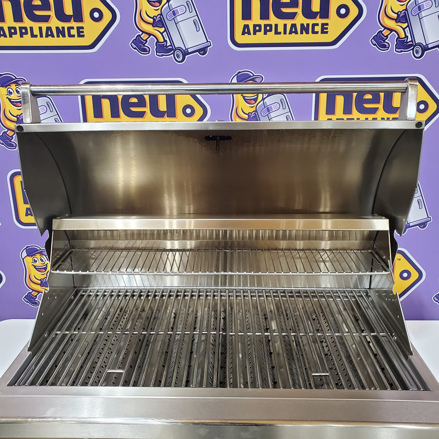 Coyote 36 Inch Built-In Grill with 4 Infinity Burners™, 875 sq. in. Cooking Surface, Interior Grill Lighting and Integrated Wing Guard C2C36NG - Scratch & Dent (Minor)