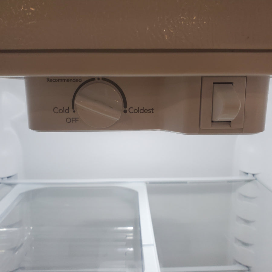 Frigidaire 30 in. Width 18.3 cu. ft. Top Freezer Refrigerator with EvenTemp Cooling System in White FFTR1835VW - Scratch & Dent (Minor)