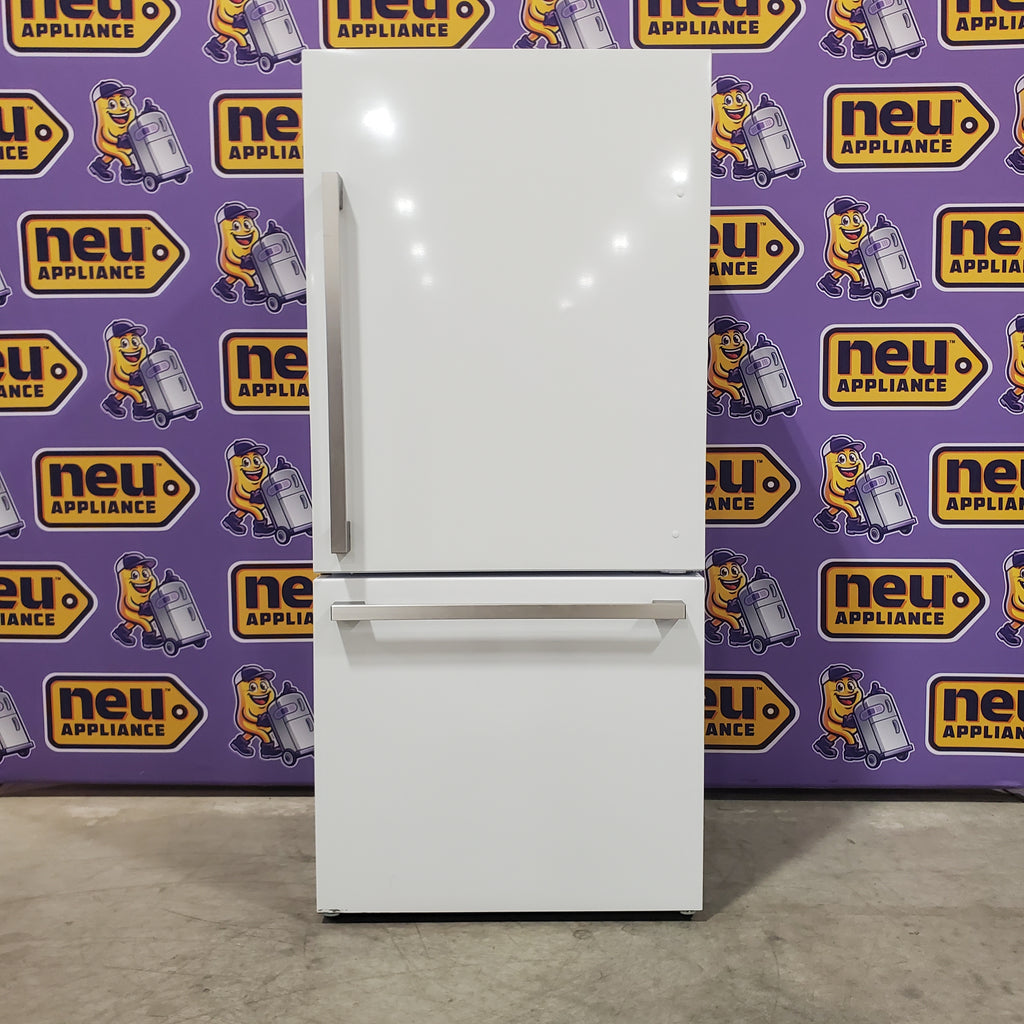 Pictures of Hisense 33" Wide Counter Depth ENERGY STAR 17.2-cu ft Bottom-Freezer Refrigerator with Ice Maker in Fingerprint Resistant Stainless Steel 3SD659 - HRB171N6BSE - Scratch & Dent (Minor) - Neu Appliance Outlet - Discount Appliance Outlet in Austin, Tx