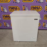 Magic Chef 5.0. cu. ft. Chest Freezer with Interior LED Light and Defrost Water Drain SA624 - HMCF5W4 - Scratch & Dent (Moderate)