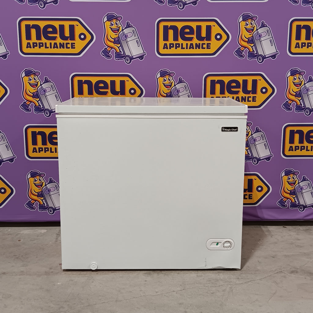 Pictures of Magic Chef 7.0 cu. ft. Chest Freezer in White with 7.0 Cu. Ft. Capacity, Manual Defrost, and Sliding-Bulk Storage Baskets HMCF7W4 - Scratch & Dent (Moderate) - Neu Appliance Outlet - Discount Appliance Outlet in Austin, Tx
