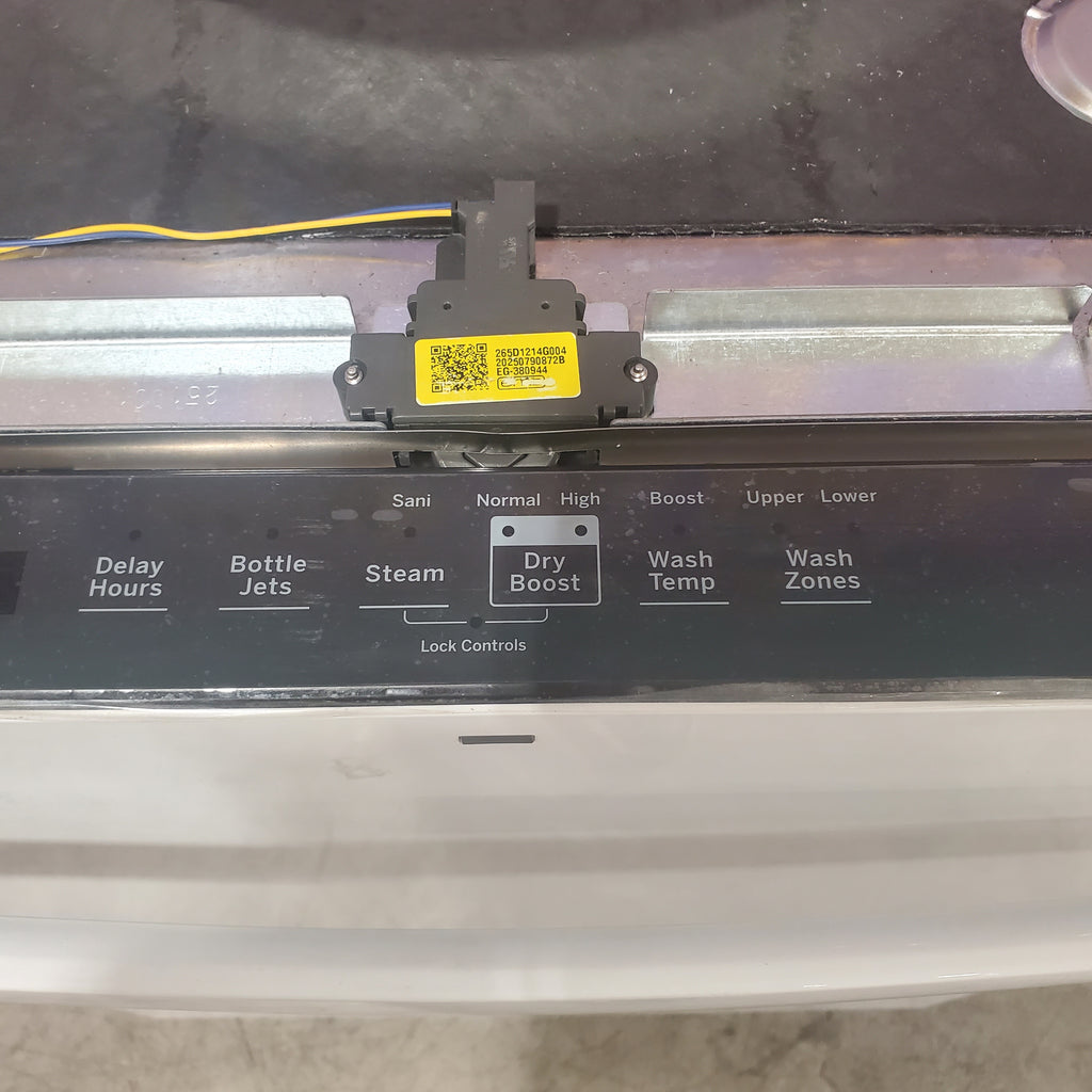 Pictures of GE® ENERGY STAR® ADA Compliant Stainless Steel Interior Dishwasher with Sanitize Cycle in White GDT226SGLWW - New in Box - Neu Appliance Outlet - Discount Appliance Outlet in Austin, Tx