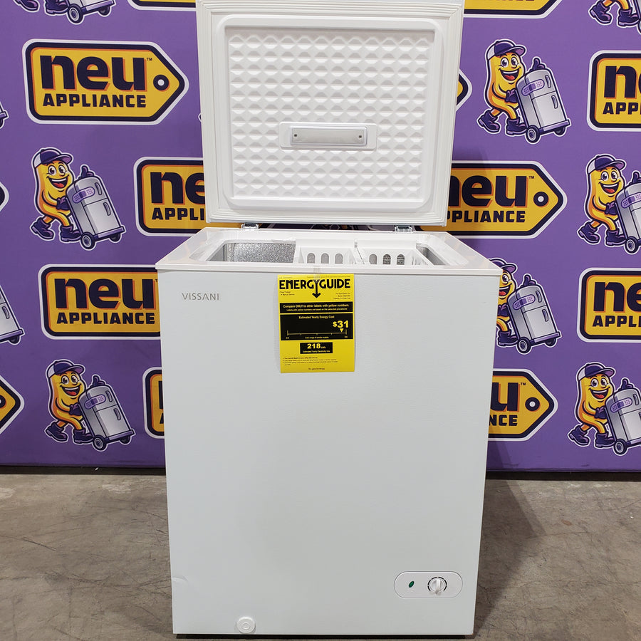 Vissani 5.0 cu. ft. Manual Defrost Chest Freezer with LED Light in White, Garage Ready 25139SD815 - HMCF5W5 - Scratch & Dent (Moderate)