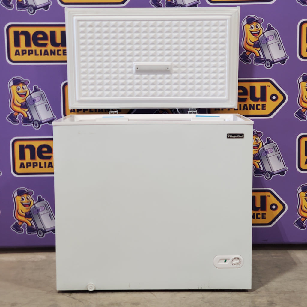 Pictures of Magic Chef 7.0 cu. ft. Chest Freezer in White with 7.0 Cu. Ft. Capacity, Manual Defrost, and Sliding-Bulk Storage Baskets HMCF7W4 - Scratch & Dent (Minor) - Neu Appliance Outlet - Discount Appliance Outlet in Austin, Tx