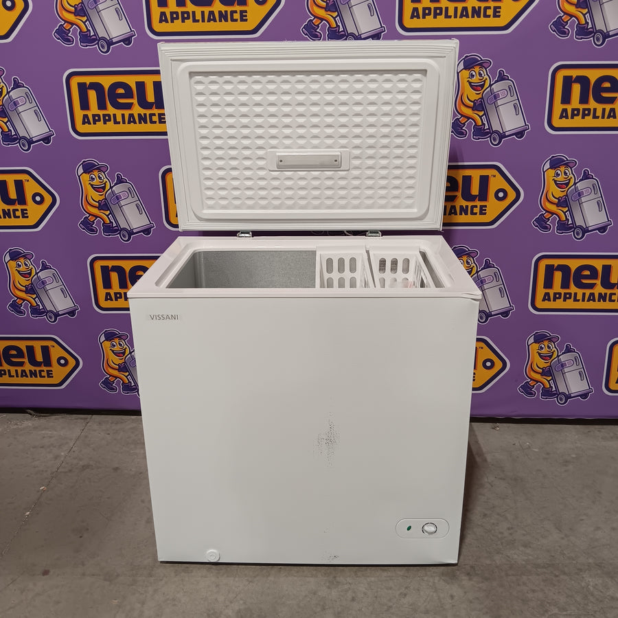 Vissani 7.0 cu. ft. Manual Defrost Chest Freezer with LED Light in White, Garage Ready HMCF7W5 - Scratch & Dent (Moderate)