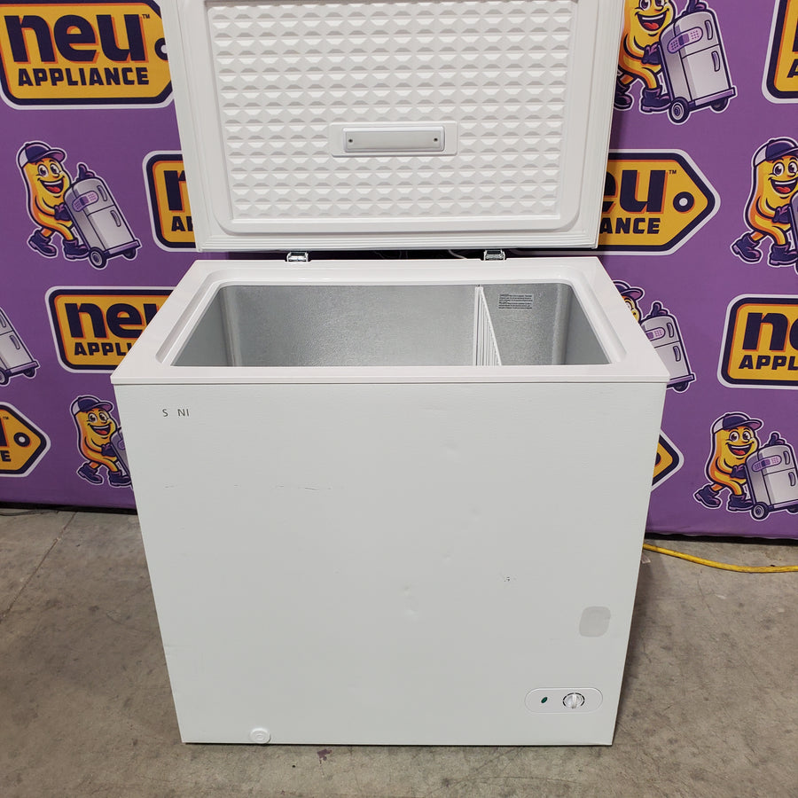 Vissani 7.0 cu. ft. Manual Defrost Chest Freezer with LED Light in White, Garage Ready HMCF7W5 - Certified Refurbished