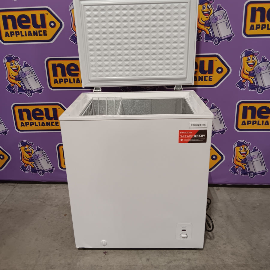 Frigidaire 5-cu ft Garage Ready Chest Freezer - SA625 - EFRF5003 - Scratch & Dent (Minor)
