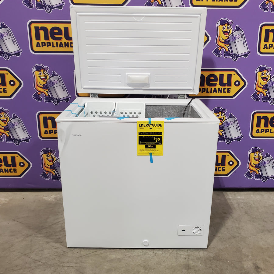 Vissani 6.9 cu. ft. Manual Defrost Chest Freezer in White, Garage Ready with LED Light Type 251311SD1018 - DCM7QRWW - Scratch & Dent (Major)