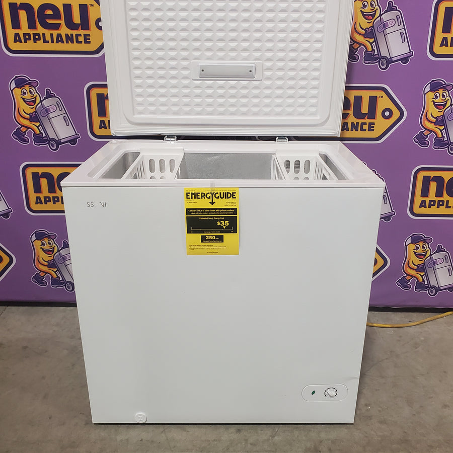 Vissani 7.0 cu. ft. Manual Defrost Chest Freezer with LED Light in White, Garage Ready HMCF7W5 - Scratch & Dent (Major)