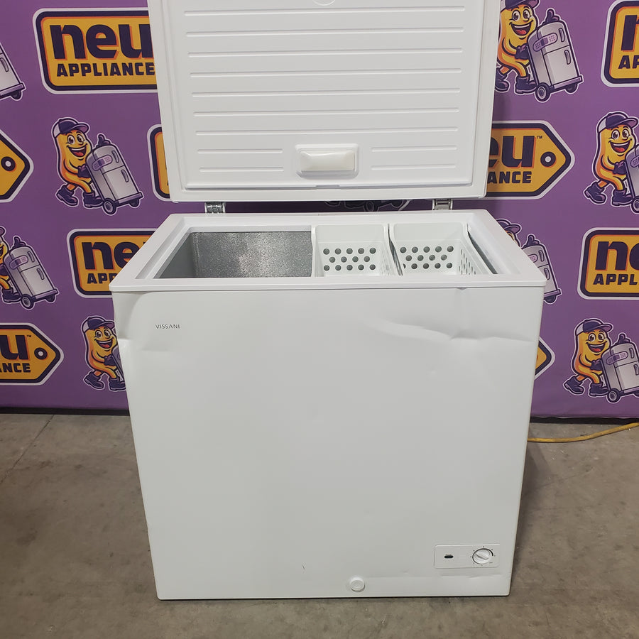 Vissani 6.9 cu. ft. Manual Defrost Chest Freezer in White, Garage Ready with LED Light Type DCM7QRWW - Scratch & Dent (Major)