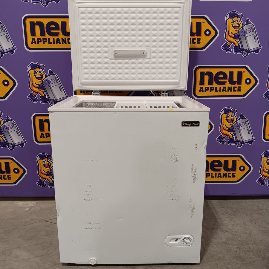 Magic Chef 5.0. cu. ft. Chest Freezer with Interior LED Light and Defrost Water Drain 25132SD310 - HMCF5W4 - Scratch & Dent (Moderate)