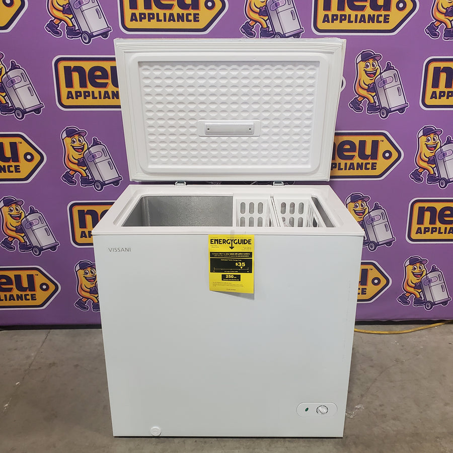 Vissani 7.0 cu. ft. Manual Defrost Chest Freezer with LED Light in White, Garage Ready HMCF7W5 - Scratch & Dent (Moderate)