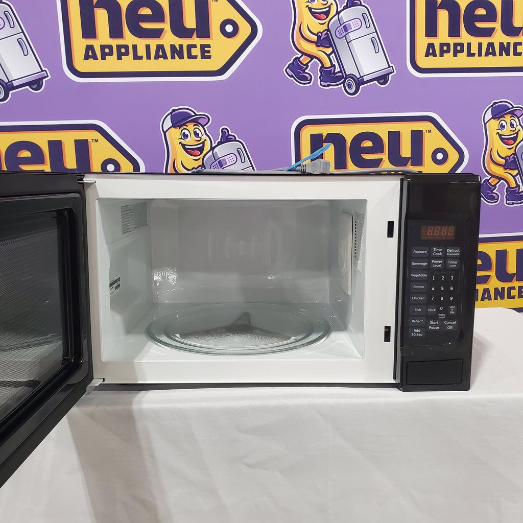 GE 1.4-cu ft 1100-Watt Countertop Microwave in Black 17SD209 - JES1460DSBB - Scratch & Dent (Minor)