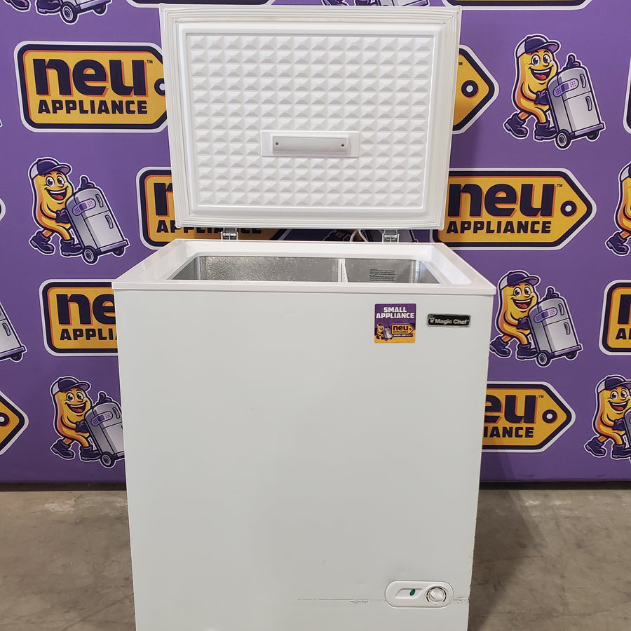Magic Chef 5.0. cu. ft. Chest Freezer with Interior LED Light and Defrost Water Drain 25SA251 - HMCF5W4 - Scratch & Dent (Moderate)