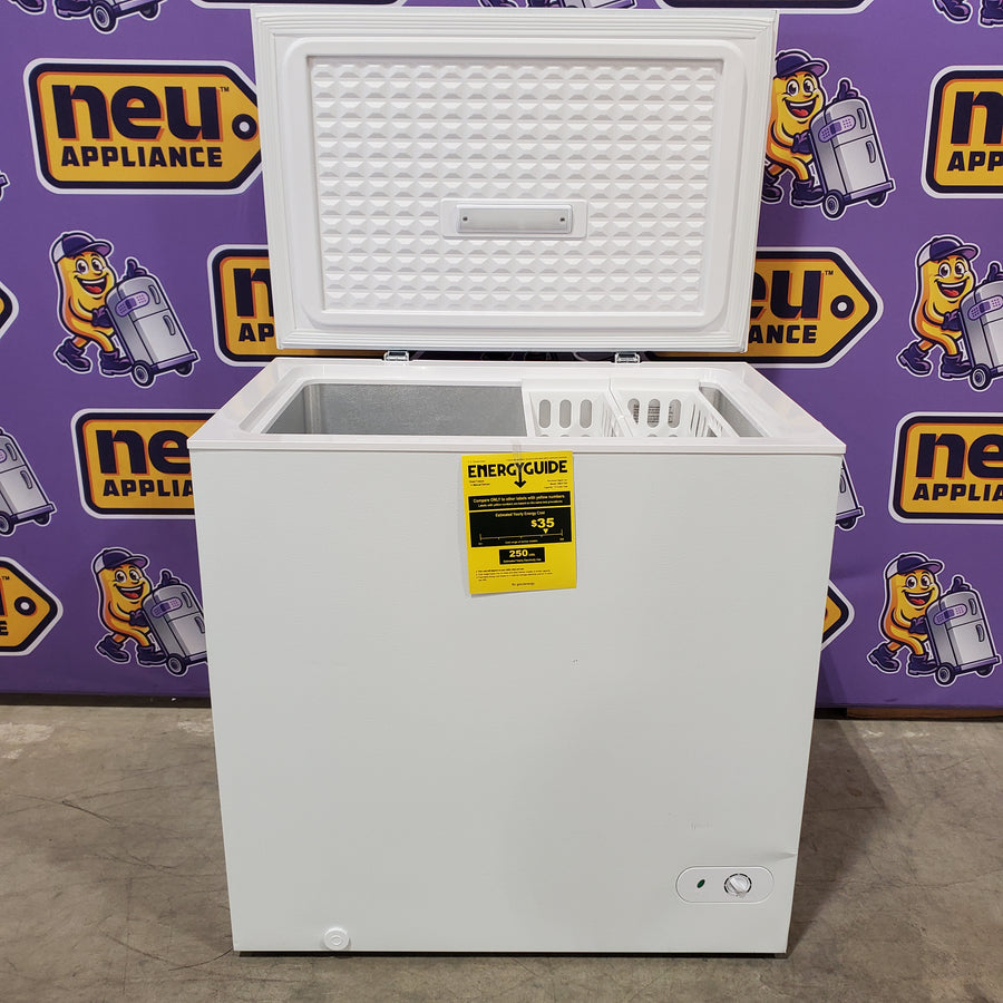 Vissani 7.0 cu. ft. Manual Defrost Chest Freezer with LED Light in White, Garage Ready SA306 - HMCF7W5 - Scratch & Dent (Minor)