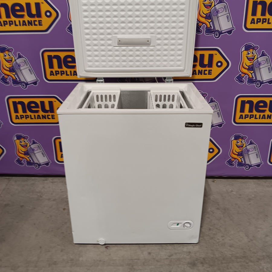 Magic Chef 5.0. cu. ft. Chest Freezer with Interior LED Light and Defrost Water Drain SA624 - HMCF5W4 - Scratch & Dent (Moderate)