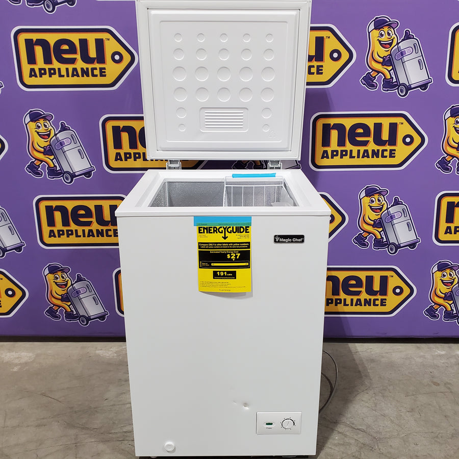Magic Chef 3.5 cu. ft. Manual Defrost Chest Freezer in White 251311SD937 - HMCF35W5 - Scratch & Dent (Moderate)