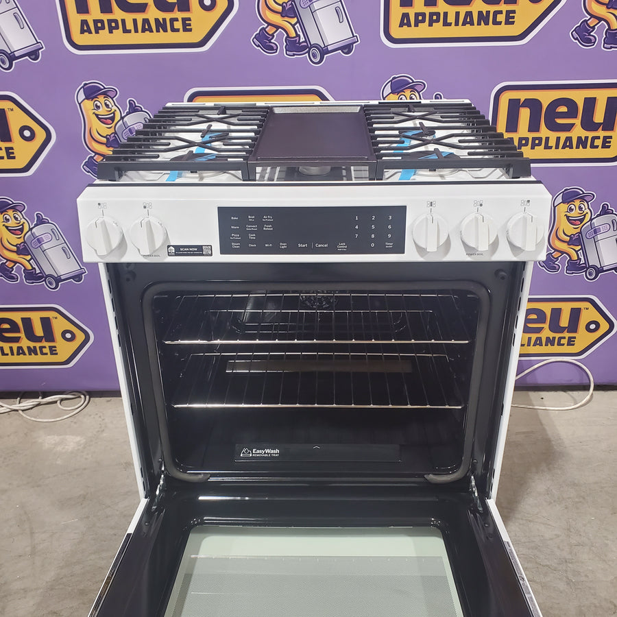 GE 30 in. 5-Burners Slide-In Smart Gas Convection Range in White with EasyWash Oven Tray And No-Preheat Air Fry GGS600AVWW - Scratch & Dent (Minor)