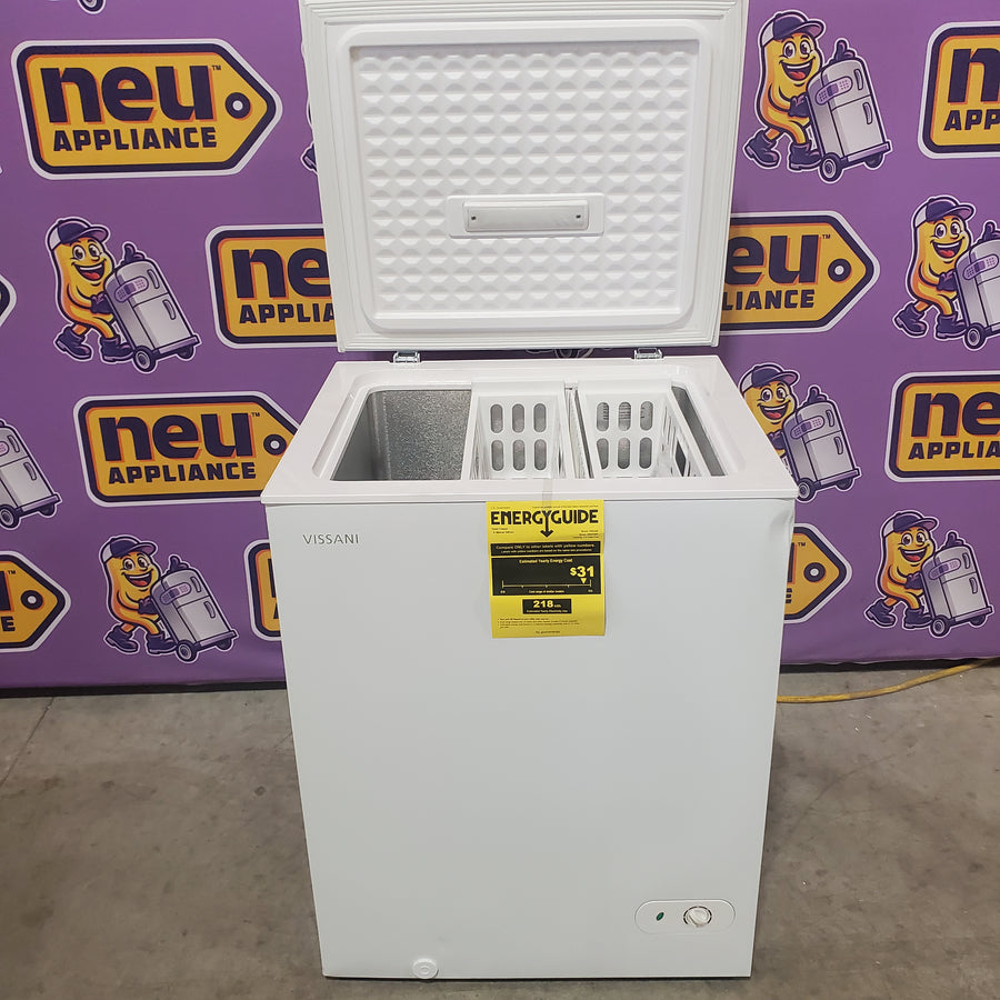 Vissani 5.0 cu. ft. Manual Defrost Chest Freezer with LED Light in White, Garage Ready HMCF5W5 - Scratch & Dent (Moderate)