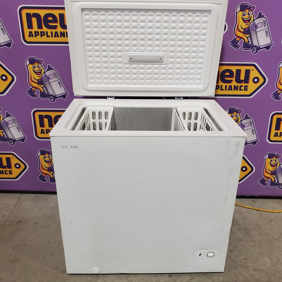 Vissani 7.0 cu. ft. Manual Defrost Chest Freezer with LED Light in White, Garage Ready HMCF7W5 - Scratch & Dent (Major)