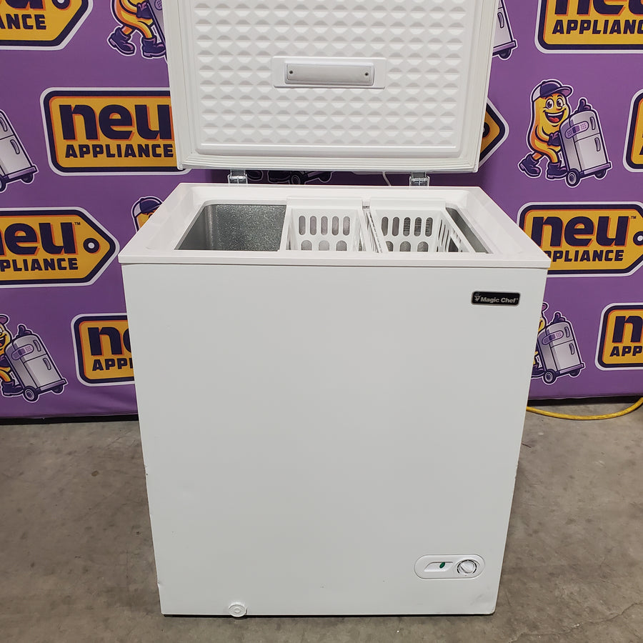 Magic Chef 5.0. cu. ft. Chest Freezer with Interior LED Light and Defrost Water Drain HMCF5W4 - Scratch & Dent (Major)
