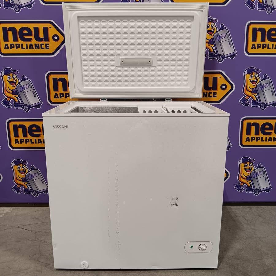 Vissani 7.0 cu. ft. Manual Defrost Chest Freezer with LED Light in White, Garage Ready 25132SD338 - HMCF7W5 - Scratch & Dent (Moderate)