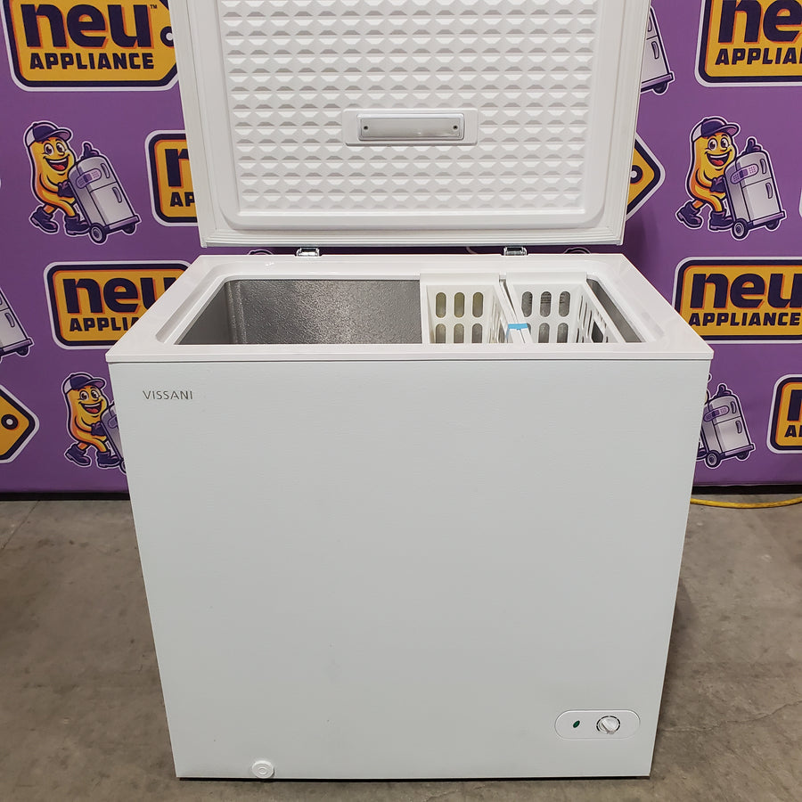Vissani 7.0 cu. ft. Manual Defrost Chest Freezer with LED Light in White, Garage Ready 251311SD1007 - HMCF7W5 - Scratch & Dent (Minor)