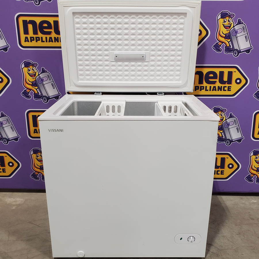 Vissani 7.0 cu. ft. Manual Defrost Chest Freezer with LED Light in White, Garage Ready 25130SD879 - HMCF7W5 - Scratch & Dent (Moderate)