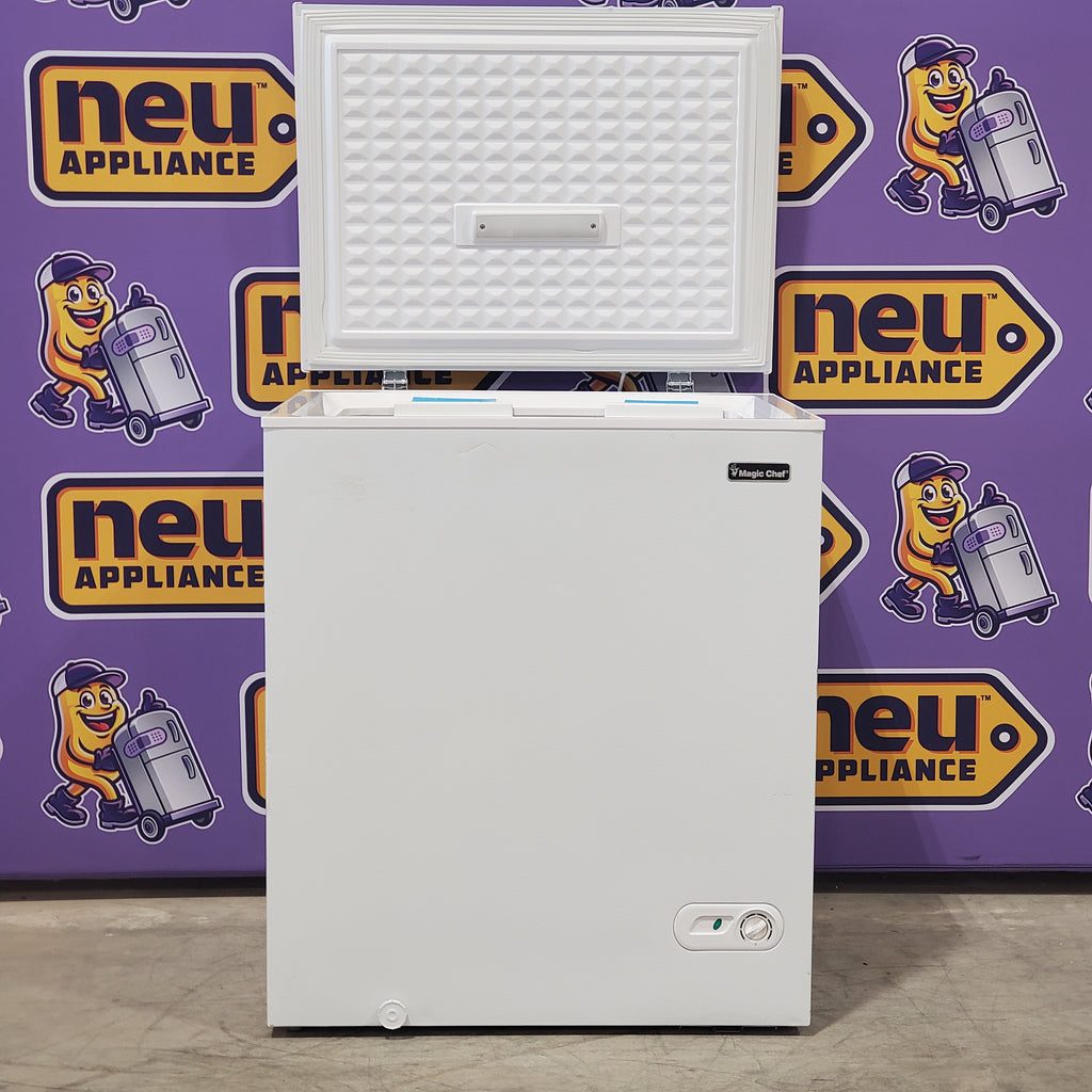Pictures of Magic Chef 5.0. cu. ft. Chest Freezer with Interior LED Light and Defrost Water Drain HMCF5W4 - Scratch & Dent (Minor) - Neu Appliance Outlet - Discount Appliance Outlet in Austin, Tx