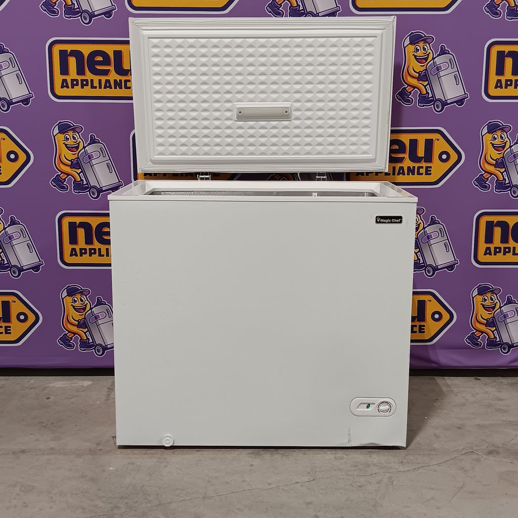 Pictures of Magic Chef 7.0 cu. ft. Chest Freezer in White with 7.0 Cu. Ft. Capacity, Manual Defrost, and Sliding-Bulk Storage Baskets HMCF7W4 - Scratch & Dent (Moderate) - Neu Appliance Outlet - Discount Appliance Outlet in Austin, Tx