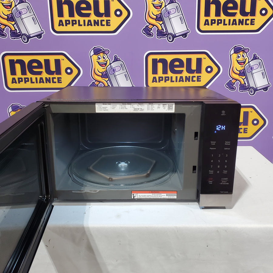 LG 1.5 cu. ft. NeoChef™ Countertop Microwave with Smart Inverter and Sensor Cooking MSER1590S - Scratch & Dent (Moderate)