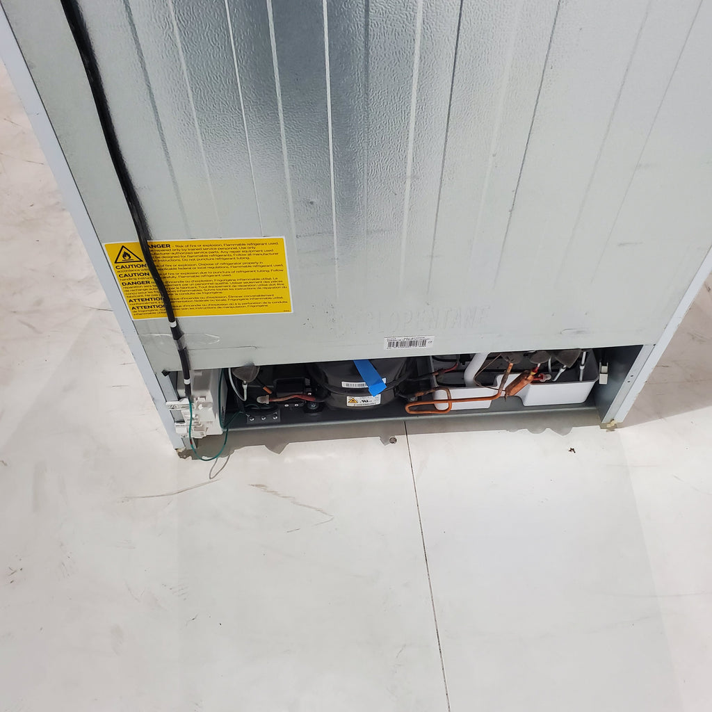 Pictures of White ENERGY STAR Midea 18.1 cu. ft. Top Freezer Refrigerator with Reversible Door - Scratch & Dent - Minor - Neu Appliance Outlet - Discount Appliance Outlet in Austin, Tx