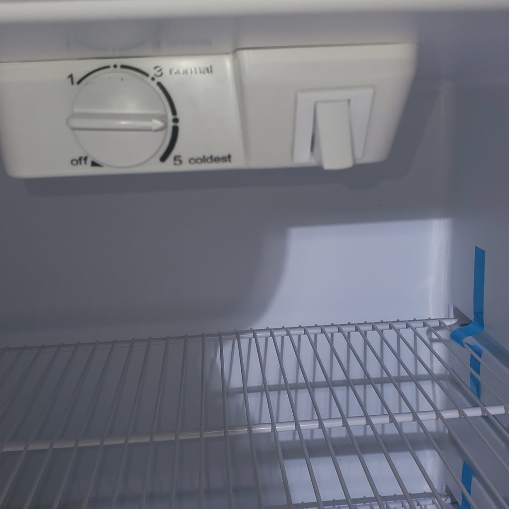 Pictures of 28" Wide White Whirlpool 14 cu ft Top Freezer and Bottom Refrigerator - Certified Refurbished - Neu Appliance Outlet - Discount Appliance Outlet in Austin, Tx