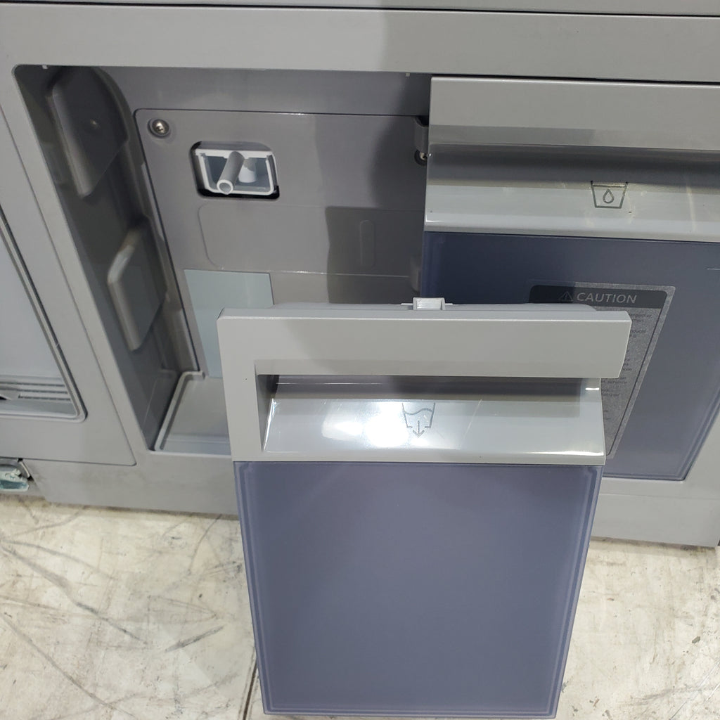 Pictures of Crystal Mirror Finish Samsung Bespoke AirDresser with Steam Refresh - Scratch & Dent - Minor - Neu Appliance Outlet - Discount Appliance Outlet in Austin, Tx