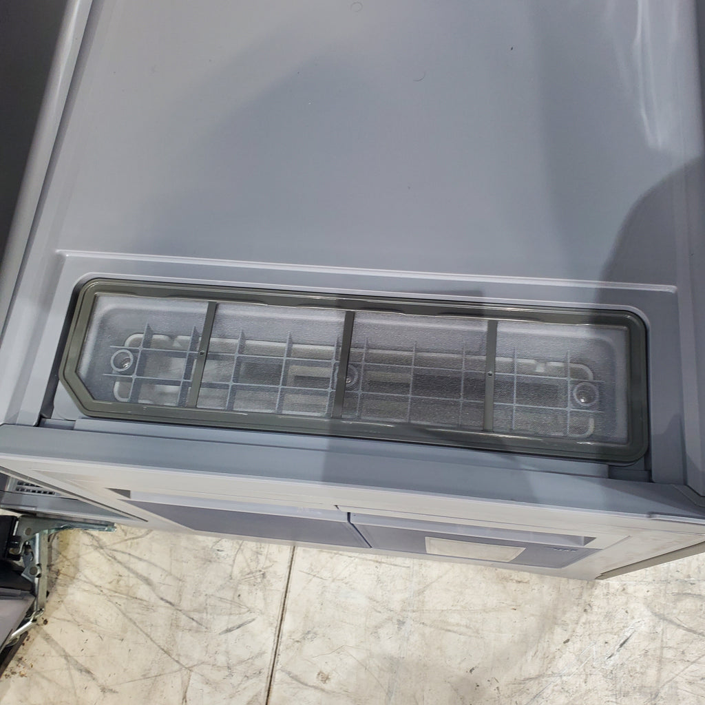 Pictures of Crystal Mirror Finish Samsung Bespoke AirDresser with Steam Refresh - Scratch & Dent - Minor - Neu Appliance Outlet - Discount Appliance Outlet in Austin, Tx