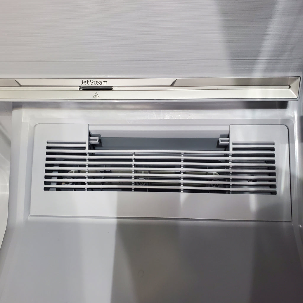 Pictures of Crystal Mirror Finish Samsung Bespoke AirDresser with Steam Refresh - Scratch & Dent - Minor - Neu Appliance Outlet - Discount Appliance Outlet in Austin, Tx