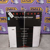 Magic Chef 5.0. cu. ft. Chest Freezer with Interior LED Light and Defrost Water Drain 25SA185 - HMCF5W4 - New in Box