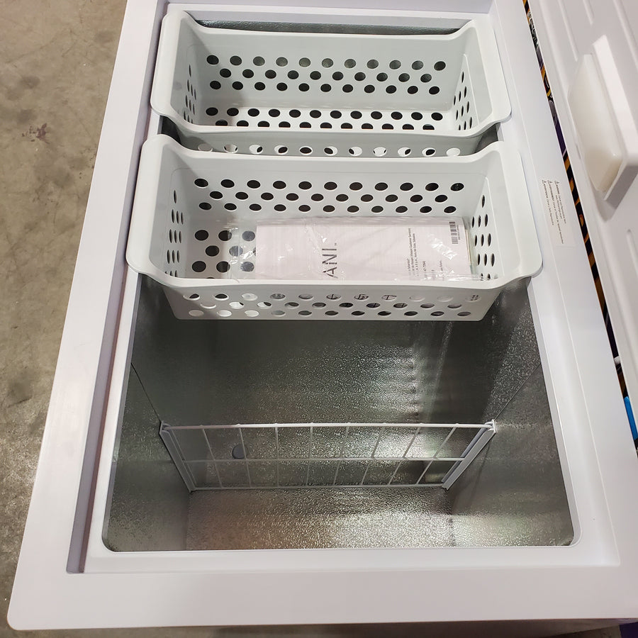 Vissani 6.9 cu. ft. Manual Defrost Chest Freezer in White, Garage Ready with LED Light Type 25135SD577 - DCM7QRWW - Scratch & Dent (Minor)