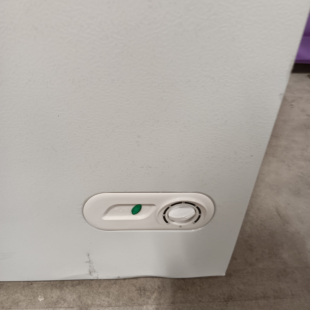 Pictures of Magic Chef 7.0 cu. ft. Chest Freezer in White with 7.0 Cu. Ft. Capacity, Manual Defrost, and Sliding-Bulk Storage Baskets HMCF7W4 - Scratch & Dent (Moderate) - Neu Appliance Outlet - Discount Appliance Outlet in Austin, Tx