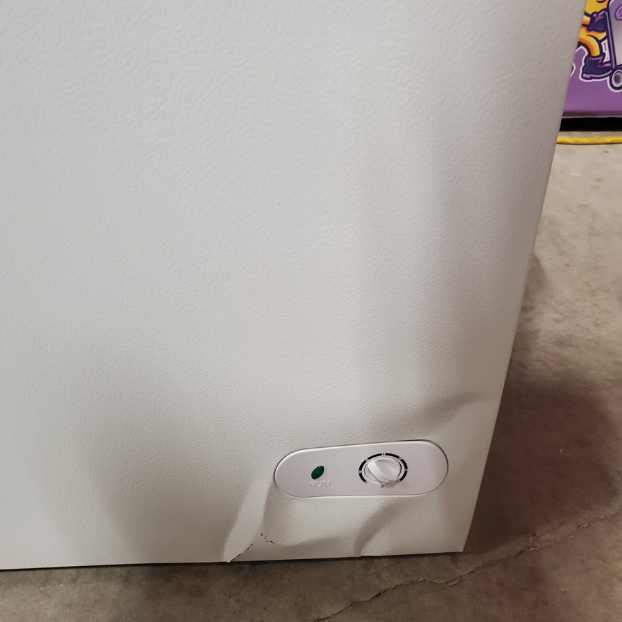 Vissani 5.0 cu. ft. Manual Defrost Chest Freezer with LED Light in White, Garage Ready SA678 - HMCF5W5 - Scratch & Dent (Moderate)