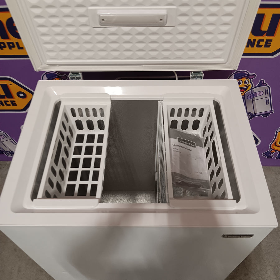Magic Chef 5.0. cu. ft. Chest Freezer with Interior LED Light and Defrost Water Drain SA624 - HMCF5W4 - Scratch & Dent (Moderate)
