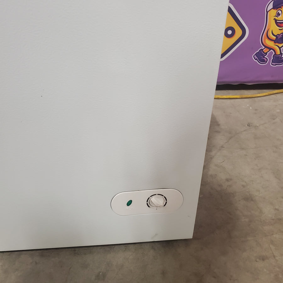 Vissani 5.0 cu. ft. Manual Defrost Chest Freezer with LED Light in White, Garage Ready HMCF5W5 - Scratch & Dent (Major)