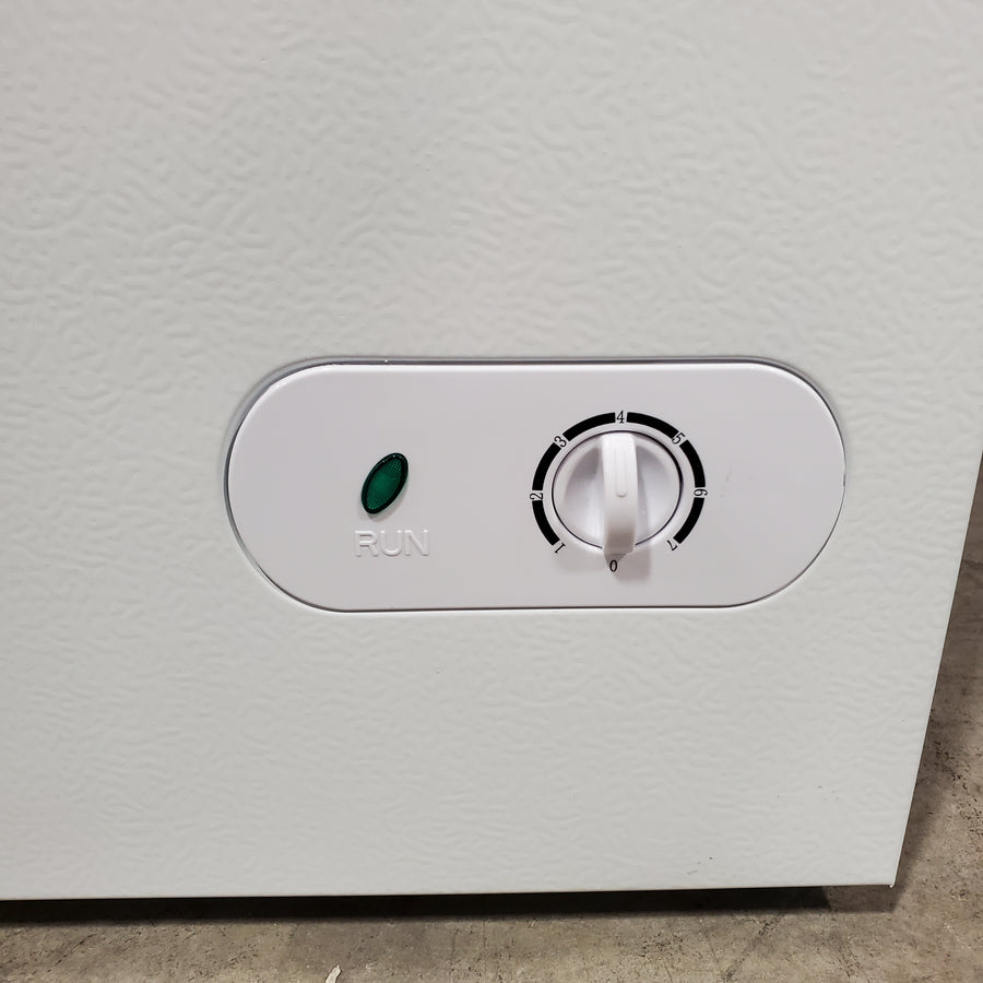 Vissani 5.0 cu. ft. Manual Defrost Chest Freezer with LED Light in White, Garage Ready 25135SD598 - HMCF5W5 - Scratch & Dent (Minor)